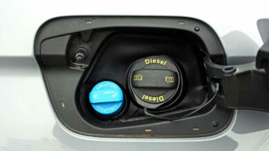 Une trappe de réservoir d'un véhicule diésel avec orifice pour l'adblue.