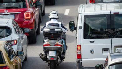 Un scooter qui remonte en inter-files.