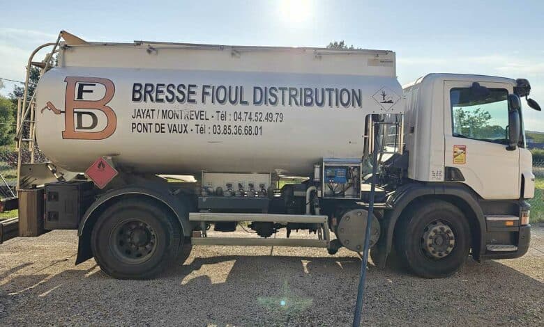 Un camion de livraison de fioul domestique.