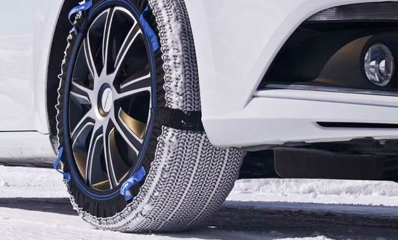 Des pneus équipés de chaussettes à neige.