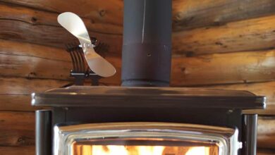 Un poêle à bois équipé d'un ventilateur.