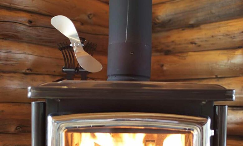 Un poêle à bois équipé d'un ventilateur.