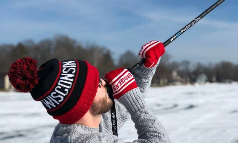 Un bâton de ski qui sert de gourde.