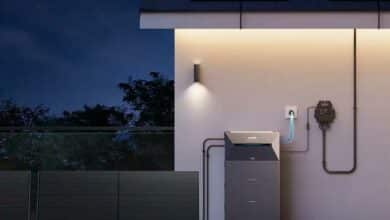 Une installation de production photovoltaïque avec une batterie résidentielle.