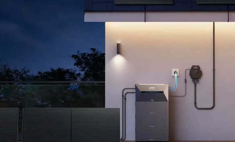 Une installation de production photovoltaïque avec une batterie résidentielle.