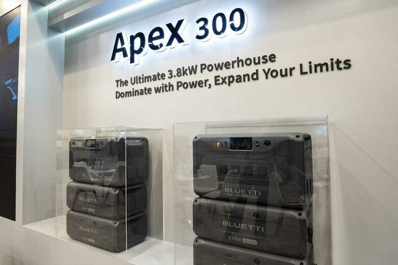 Des batteries Bluetti exposées sur un stand du CES 2025.