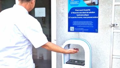 La borne Clean&go impose la désinfection des mains pour ouvrir la porte d'entrée.