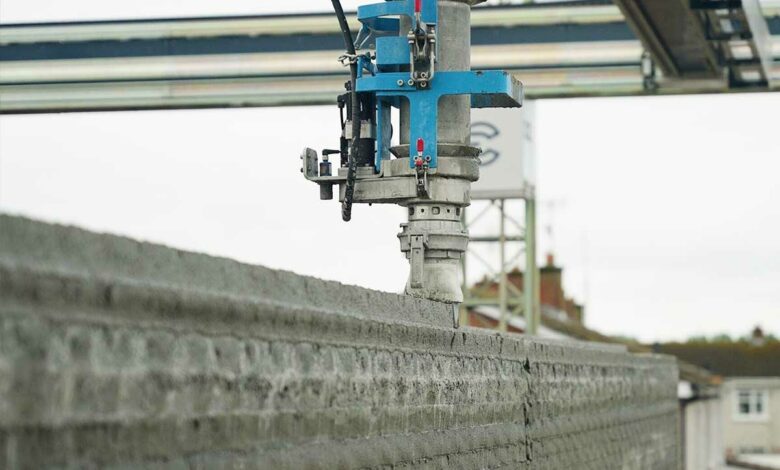 Une imprimante 3D de construction réalise un mur.