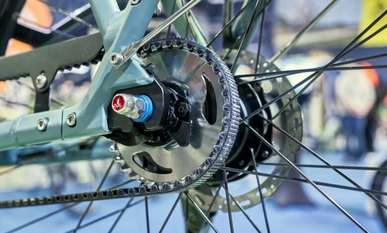 Un vélo équipé d'une courroie à la place de la chaine.
