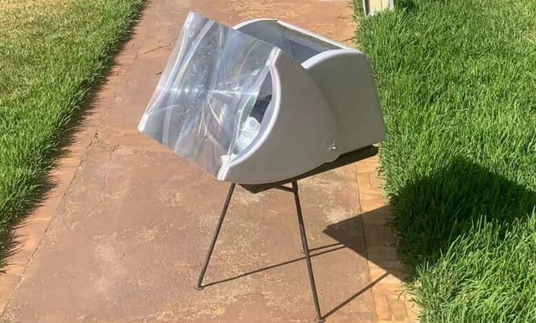 Un cuiseur solaire de petite dimension.