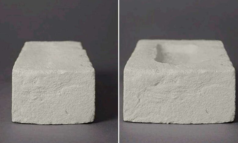 Comparatif de dimensions entre une brique classique (à droite) et une brique Eco-Brick (à gauche).