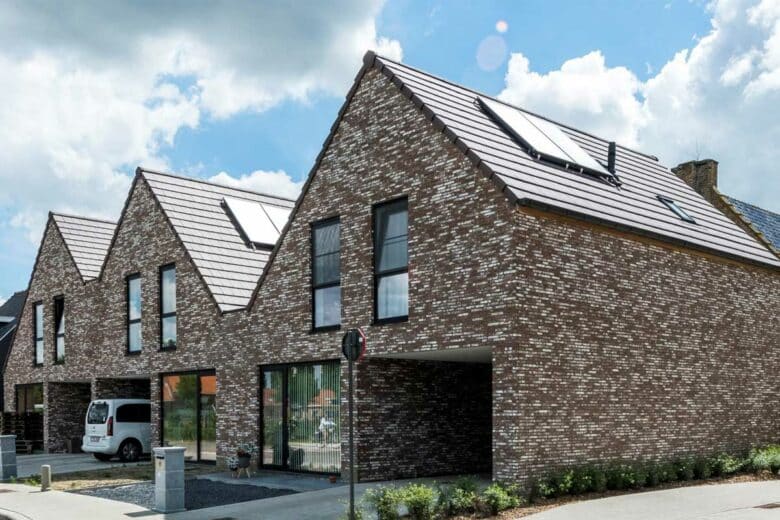 Des maisons avec une façade en Eco-Brick.