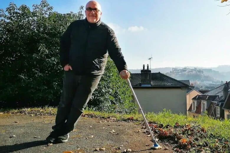 Eric Levasseur qui s'appuie sur une canne équipée de l'embout Stella.
