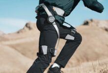 Un homme utilise un exosquelette pour une randonnée.