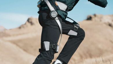 Un homme utilise un exosquelette pour une randonnée.