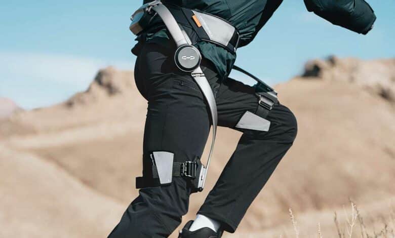 Un homme utilise un exosquelette pour une randonnée.