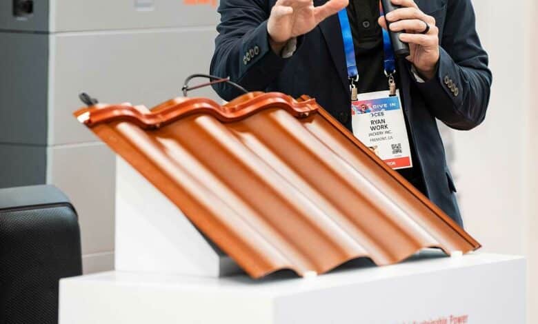 Un modèle de tuile solaire dévoilée lors du CES 2025 par Jackery.