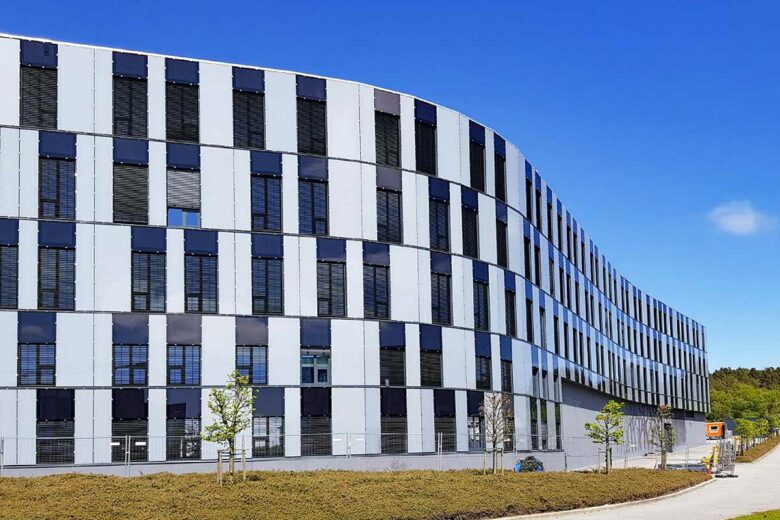 Un bâtiment équipé de panneaux de façade intégrés.