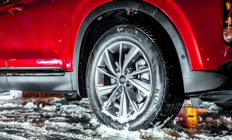 Un pneu d'Hyundai sur une route enneigée.