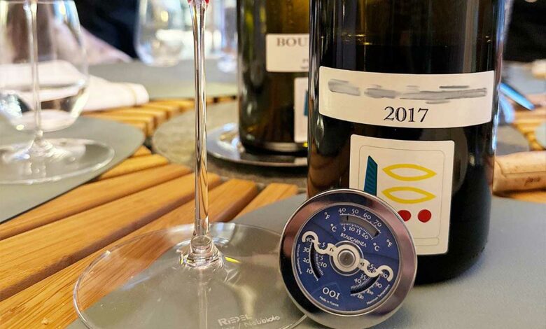 Une capsule Beaucarnea sur la table devant une bouteille de vin.