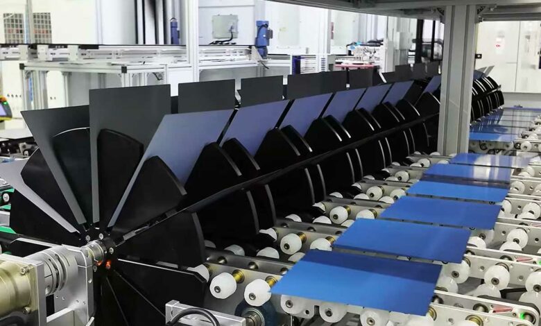 Une ligne de production de cellules solaires.