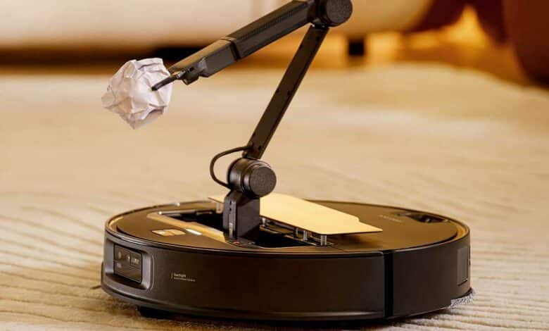 Le Saros z70 de Roborock possède un bras articulé pour ramasser les objets.