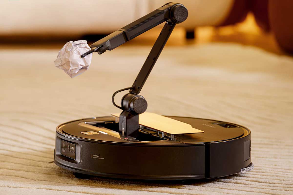 Le Saros z70 de Roborock possède un bras articulé pour ramasser les objets.