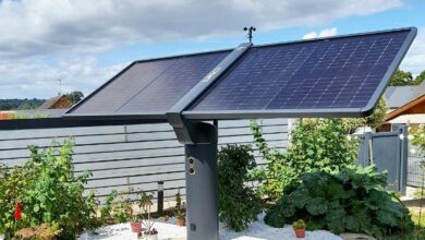 Un tracker solaire dans un jardin.