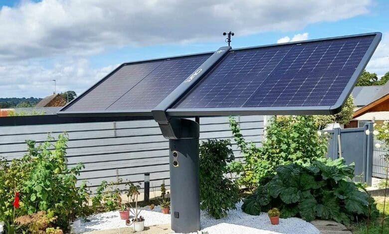 Un tracker solaire dans un jardin.