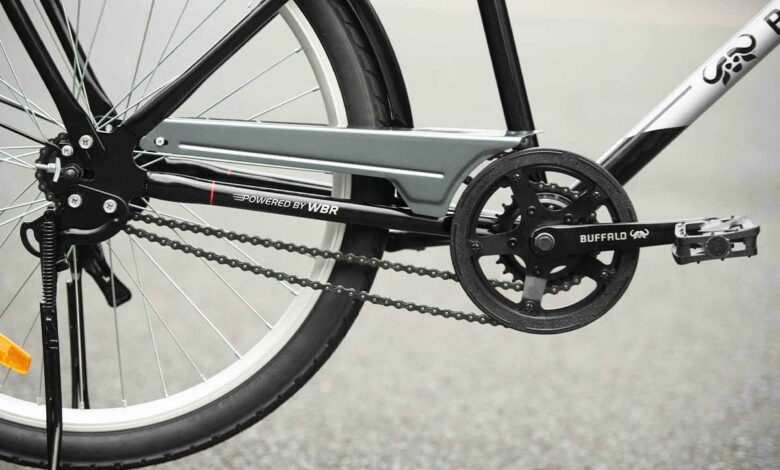 Un vélo avec deux vitesses et deux chaines.