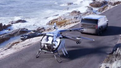 Une voiture et un eVTOL.