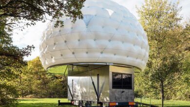 Une caravane avec un dôme gonflable.