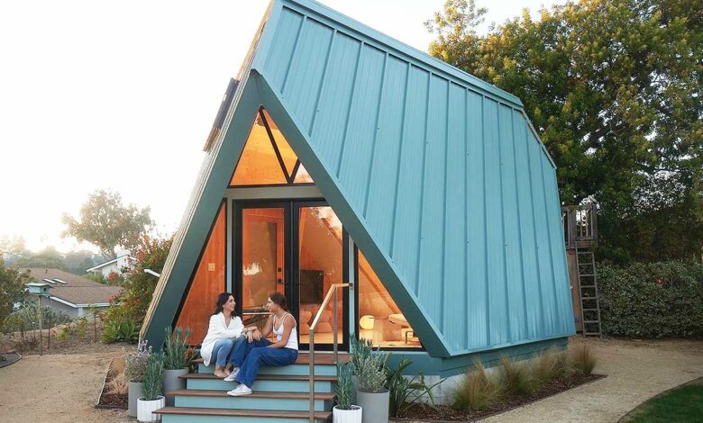 Une maison en A Polyhaus avec un couple sur le porche.