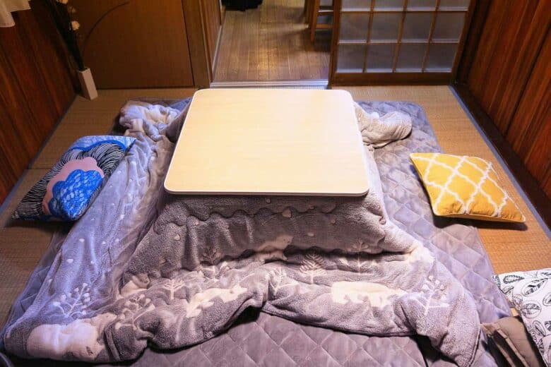 Une table basse avec un futon autour, un kotatsu.