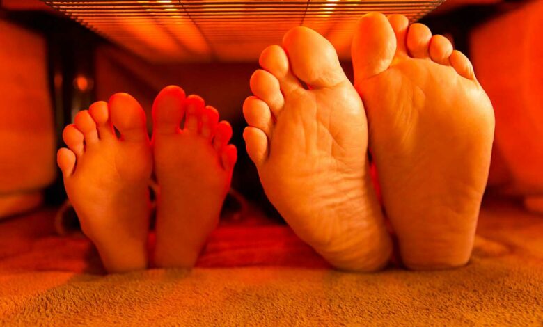 Des pieds réchauffés avec le chauffage d'un kotatsu.