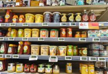 Un rayon de supermarché avec du miel.