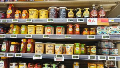 Un rayon de supermarché avec du miel.