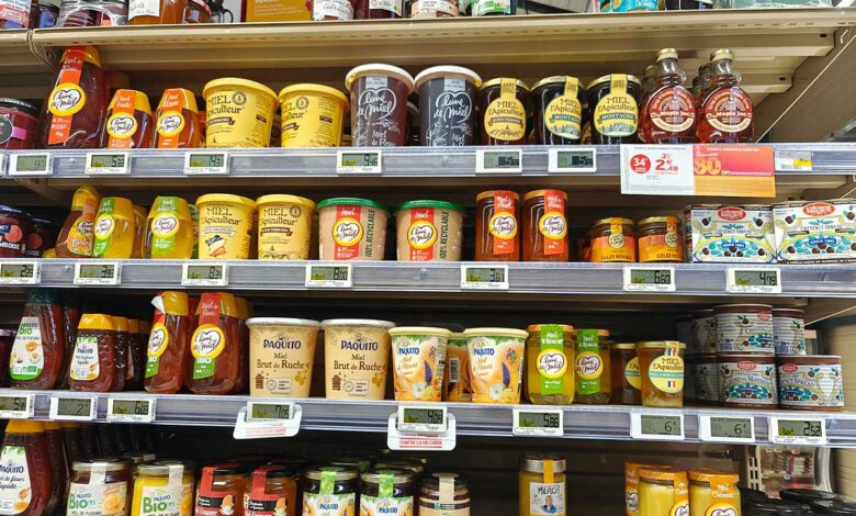 Un rayon de supermarché avec du miel.