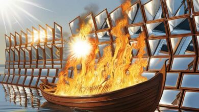 Un bateau prend feu avec les rayons solaire reflétés par des miroirs.