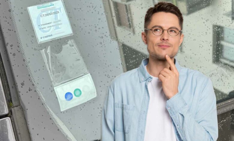 Un homme pensif et un pare-brise sans carte verte d'assurance.