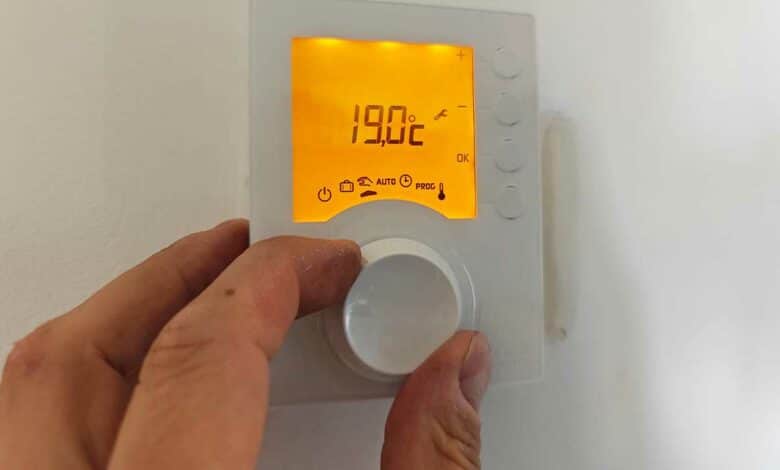 Réglage d'un thermostat à 19 °C.