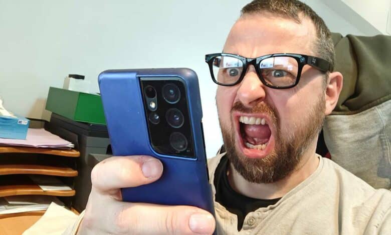 Une homme mécontent au téléphone.