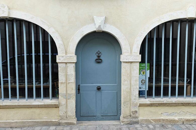 La porte d'entrée de la demeure de l'apothicaire à Cluny.