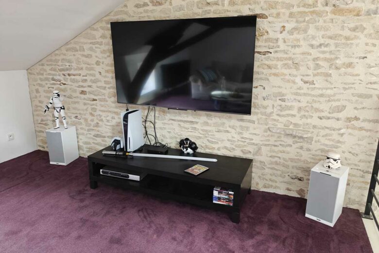 L'installation dans la salle TV.