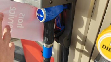 Une pompe d'Adblue sur une aire d'autoroute.
