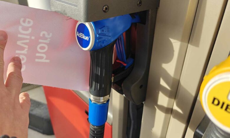 Une pompe d'Adblue sur une aire d'autoroute.