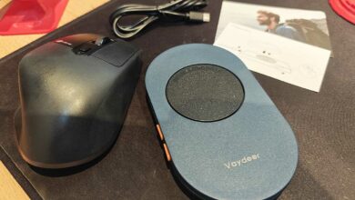 Un bureau avec une souris et un mini tapis VAYDEER.