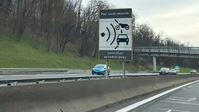 Un panneau signalant la présence d'un radar de contrôle de vitesse sur l'autoroute.
