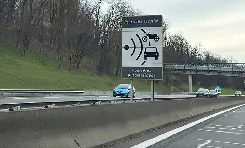 Un panneau signalant la présence d'un radar de contrôle de vitesse sur l'autoroute.