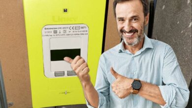 Un homme montre un compteur Linky.